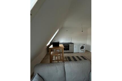 Teilmöbliertes DG-Apartment in Bremen-Gröpelingen