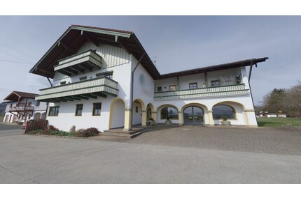 Attraktive, großzügige 3-Zimmer-Mietwohnung mit Galerie und Balkon in Ainring - sofort verfügbar!