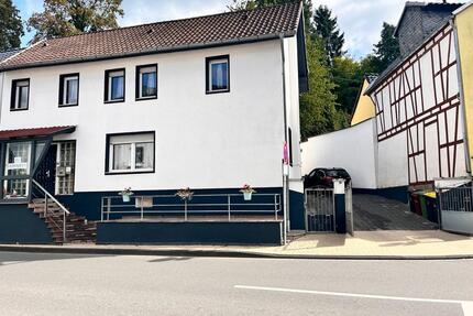 Haus mit Einliegerwohnung und Garage - Eitorf