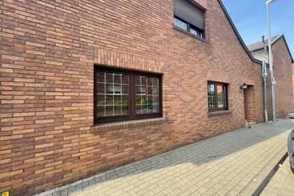 MeinRaum... Willkommen! Zwei Einfamilienhäuser mit Nebengebäude und einem sehr großen Grundstück in Erkelenz-Katzem