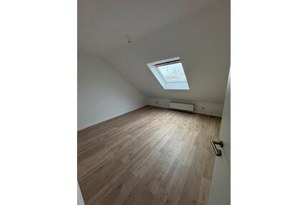 SLS- Roden, DG mit Klimaanlage ,3 Zi, Bad , Stellplatz - Saarlouis