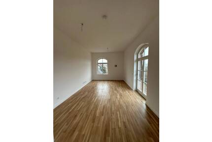 Traumsaniertes Denkmal - 3-Raum-WE - West-Balkon, Parkett, Keller, Tageslichtbad mit Wanne & Dusche, PKW-Stellplatz, Einbauküche - Rochlitz