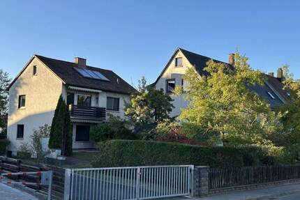 Einfamilienhaus mit Balkon, Keller, 2 Garagen, 3 Carports und Hobbyraum (346 m² Wohn- u. Nutzfläche) - Markt Erlbach