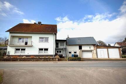 Hochwertig renoviertes Zweifamilienhaus mit Nebengebäuden in Ehlenz, nähe Bitburg.