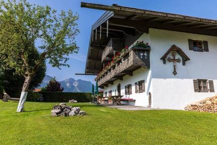 BESONDERES ANWESEN IM CHIEMGAU: HIST. LANDHAUS MIT ALPENBLICK UND VIELSEITIGEN MÖGLICHKEITEN - Inzell
