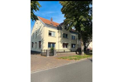 Mehrfamilienhaus 9 % Rendite , große Halle, Garten, 5 Garagen - Lübtheen