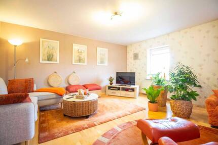 Bezugsfreies Wohnhaus mit sieben Zimmer, Nebengebäude, großem Grundstück und guter Anbindung - Tribsees