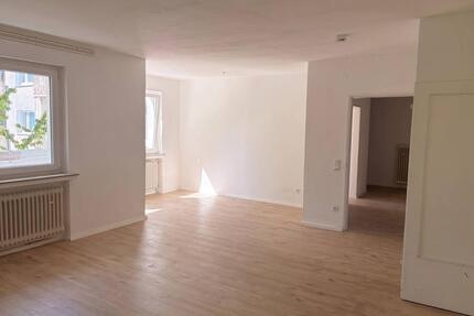 **FRISCH RENOVIERT** Helle 4-Zimmer-Wohnung mit BALKON in Solingen