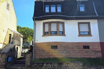 Altbau-Charme neu entdecken - Haushälfte mit Raum für Ideen. Historischer Charakter trifft auf großes Potenzial. - Quierschied Fischbach