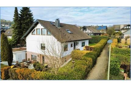 Freistehendes Generationenhaus mit Doppelgarage auf großem Eckgrundstück in Overath-Ferrenberg