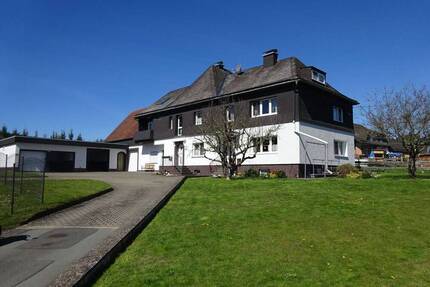Gepflegtes Wohnhaus mit Scheune und Garagen in wunderschöner Lage - Medebach Oberschledorn