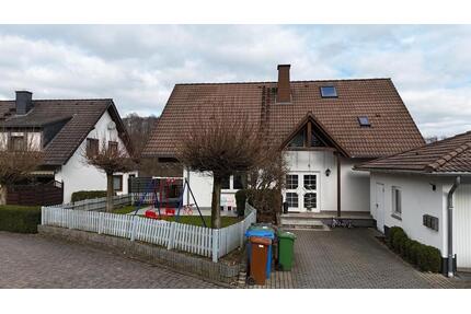 Großzügige Erdgeschosswohnung mit Vorgarten und Kamin - Straßenhaus