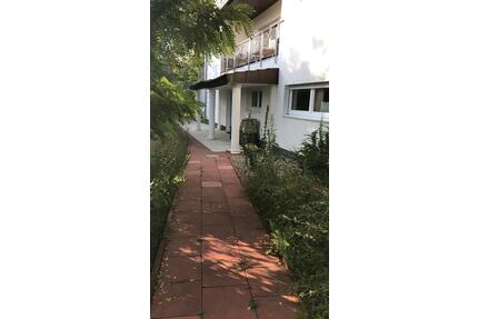 Stadtvilla in den Felsenhang gebaut - Hermersberg