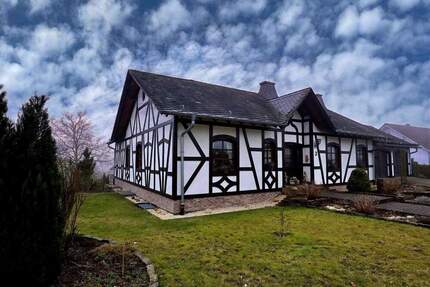 Gepflegtes und weitläufiges Einfamilienwohnhaus mit Doppelgarage und Bauplatz - Peterswald-Löffelscheid