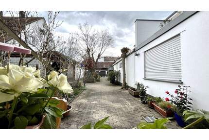 KAISERSTUHL NÄHE TENINGEN: Reihenmittelhaus mit 3 Terrassen; Einliegerwohnbereich und großem Innenhof