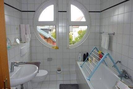 - Vermietete Eigentumswohnung mit Fahrstuhl und Tiefgarage - - Weißenfels