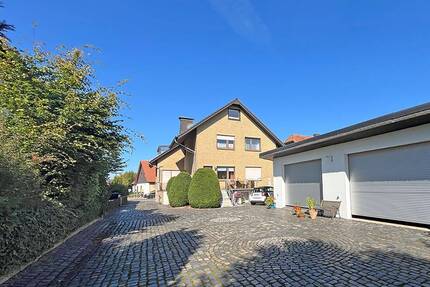 Charmantes 2 Familienhaus + Baugrundstück in 32130 Enger