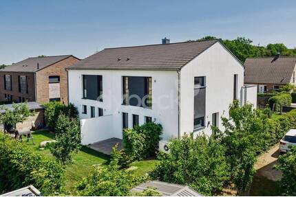Neuwertige Doppelhaushälfte im KfW-40-Standard in familienfreundlicher Lage von Lüneburg Häcklingen.
