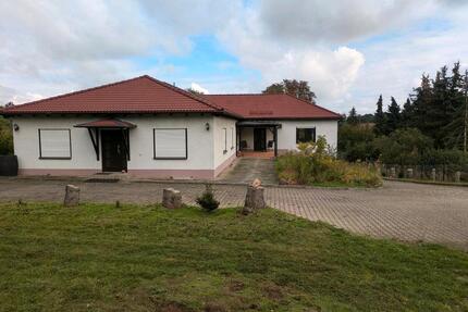 Massives MFH mit Büro, Solar & 5 Garagen – 3.344 m² Grund - Hettstedt
