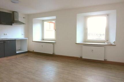 Modern sanierte 2-Zimmer-Wohnung mit offenem Wohn-Essbereich und Einbauküche in Sulzbach-Rosenberg