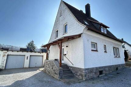 Charmantes Einfamilienhaus mit großem Grundstück, Doppelgarage in ruhiger Lage von Marsberg-Bredelar