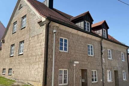 Einmalige Chance für Könner: 2 DHH mit 3 Doppelgaragen auf zwei Flurstücken - Harburg (Schwaben)