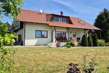 Helle 3-Zimmer-Erdgeschosswohnung mit großer Terrasse und Garten - Fensterbach