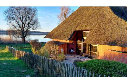 20 Schritte zum Badestrand: Exklusives Ferienhaus bis 6 Personen, Reetdachkate in direkter Strandlage am Schweriner See nahe der Ostsee, Familienurlaub, Badeurlaub, Angelurlaub - Bad Kleinen