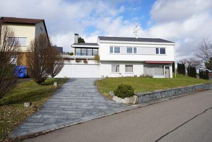 Freistehendes, geräumiges Einfamilienhaus mit 2 Garagen und Pkw-Stellplatz - Pliezhausen