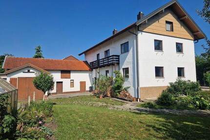 Sanierungsbedürftiges Zweifamilienhaus auf schönem Eckgrundstück mit zwei Nebengebäuden - Emmerting