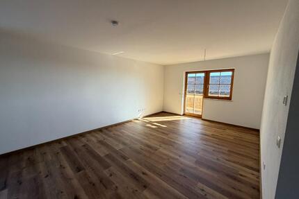 Moderne 2-Zimmer-Wohnung mit Südbalkon im 1. Obergeschoss – Renoviert & mit Aufzug - Sankt Oswald-Riedlhütte