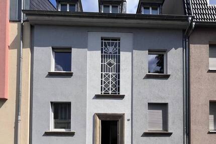TR.-Engelstraße: Modernisierungsbedürftiges Mehrfamilienhaus mit 3 Wohneinheiten zu verkaufen. - Trier Trier-Nord