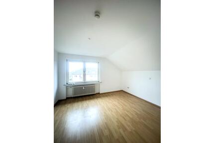 Gemütliche 3 Zimmer Dachgeschoss Wohnung in Oberhausen zu vermieten
