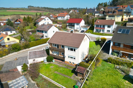 Vollunterkellertes Zweifamilienhaus mit großem Garten & 2 Garagen in Trautskirchen