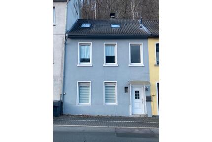 Preiswertes Reihenhaus mit modernem Bad, Kamin & Waldterrasse - Altena