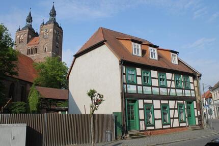 Die sehr attraktive und teilmöblierte 2-Zimmer-Wohnung ist ausgestattet mit Küchen- und Badmöbel und befindet sich in einer schöner Lage im Stadtzentrum von Seehausen unweit des Alands im... - Seehausen (Altmark)