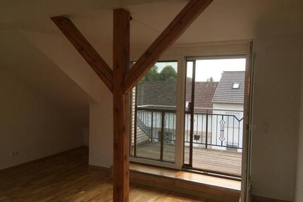 00503 Wohnen mit Charme und Ruhe: Lichtdurchflutete Dachgeschosswohnung mit Balkon, Gartenmitnutzung und 2 Stellplätzen in Bad Staffelstein - Ebensfeld