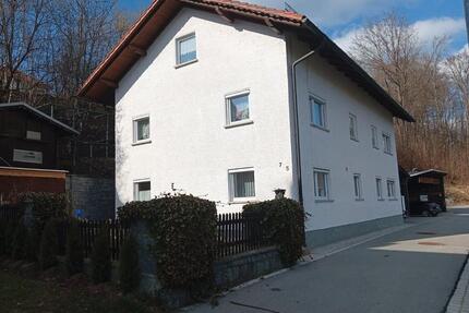 Zweifamilienhaus mit Garten, Terrasse & Carport in Regen
