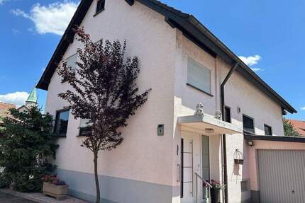 Zweifamilienwohnhaus mit Garagen in sehr ruhiger Wohnlage - Wyhl