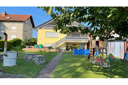 ZWEIFAMILIENHAUS AN WIESEN – LEBEN IN UND MIT DER NATUR! GROSSZÜGIGES WOHNEN – ARBEITEN – FREIZEIT IM WUNDERSCHÖNEN GARTENBEREICH - Hasselroth Neuenhaßlau