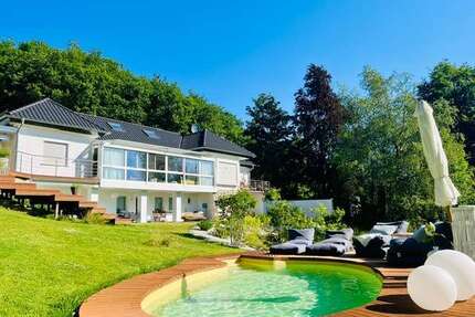 Haus zum Kaufen in Scmitten-Arnoldshain 1.900.000,00 € 319 m²