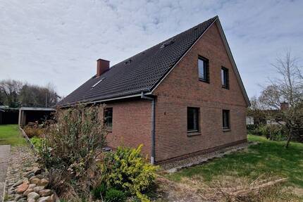 Wohnhaus mit Garage auf 779 m² großem Grundstück - Husum