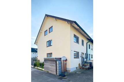 Attraktive Doppelhaushälfte in Meckenbeuren mit Einliegerwohnung, zwei Garagen und zentraler Ruhelage