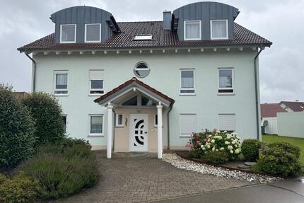 Modern wohnen auf zwei Ebenen – helle 4-Zimmer-Maisonette in Neresheim-Elchingen mit EBK, Garage & Stellplatz