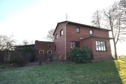 Leben auf dem Land - Resthof mit ehemaligem Stallteil und kleiner Grünlandfläche in Moordiek