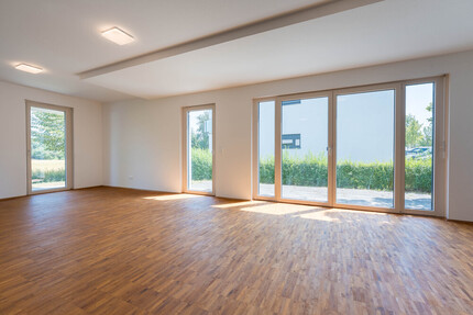 Barrierefrei: Neuwertige Wohnung mit 2 Terrassen und Feldblick - Steinmauern