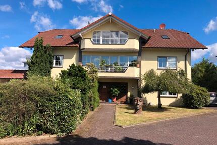 Autobahn A3 Unternehmervilla mit Penthouse Wohnung - Straßenhaus