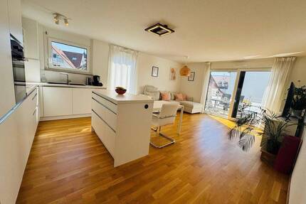 Neuwertige 4 Zimmer-Wohnung mit EBK, gr. Balkon, Tiefgaragen- & Außenstellplatz - Wolfschlugen