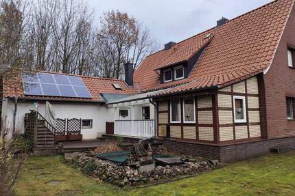 Freistehendes Einfamilienhaus mit Einliegerwohnung, Terrasse und Nebengebäude in Wagenfeld