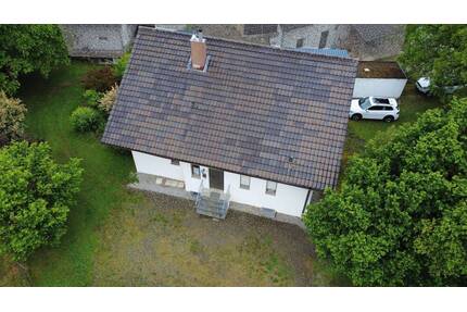 Einfamilienhaus in sonniger Lage mit Balkon, Einliegerwohnung, 2 Garagen und zusätzlich ausbaubarem Dachgeschoss in 88339 Bad Waldsee-Enzisreute